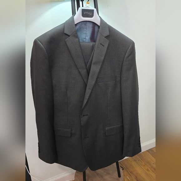 Vitali 3-Piece Suit – Charcoal Gray – 44S Jacket / 38W Slim Pants – Gently Worn